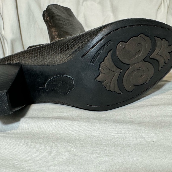 Born 👑 Crown back zip Heels - Picture 4 of 12